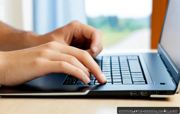 USB 드라이버 문제 해결 가이드 - Photorealistic close-up of a modern laptop on a tidy French home-office desk, an adult hand carefull...
